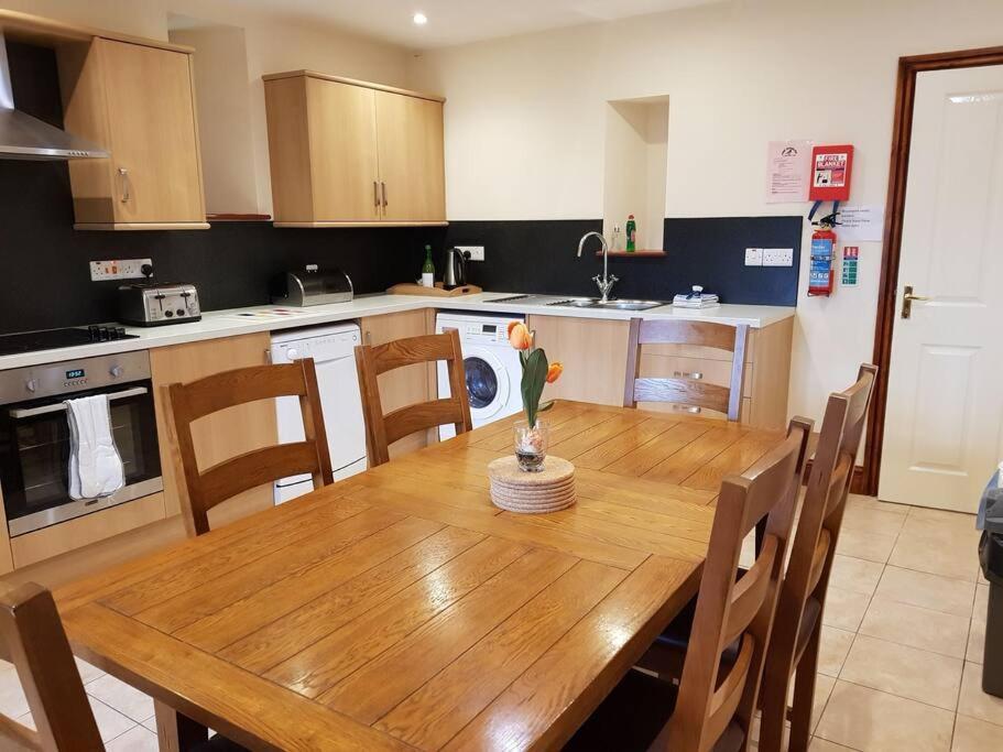 Peregrine Stable Cottage แลนโดเวรี ภายนอก รูปภาพ