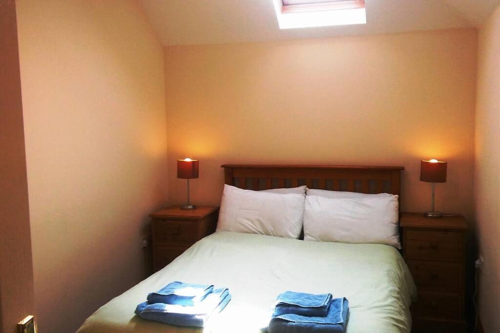 Peregrine Stable Cottage แลนโดเวรี ภายนอก รูปภาพ