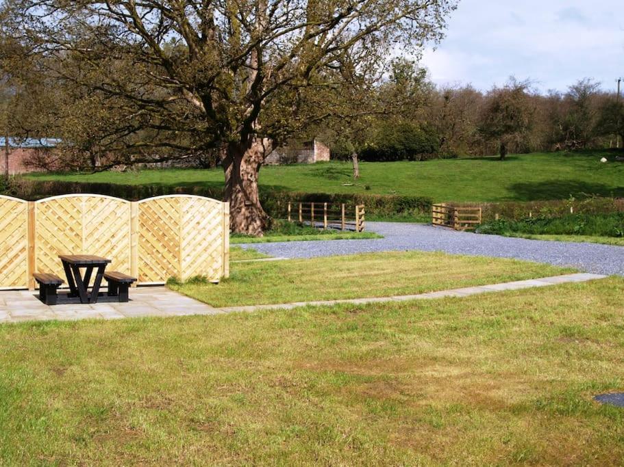Peregrine Stable Cottage แลนโดเวรี ภายนอก รูปภาพ
